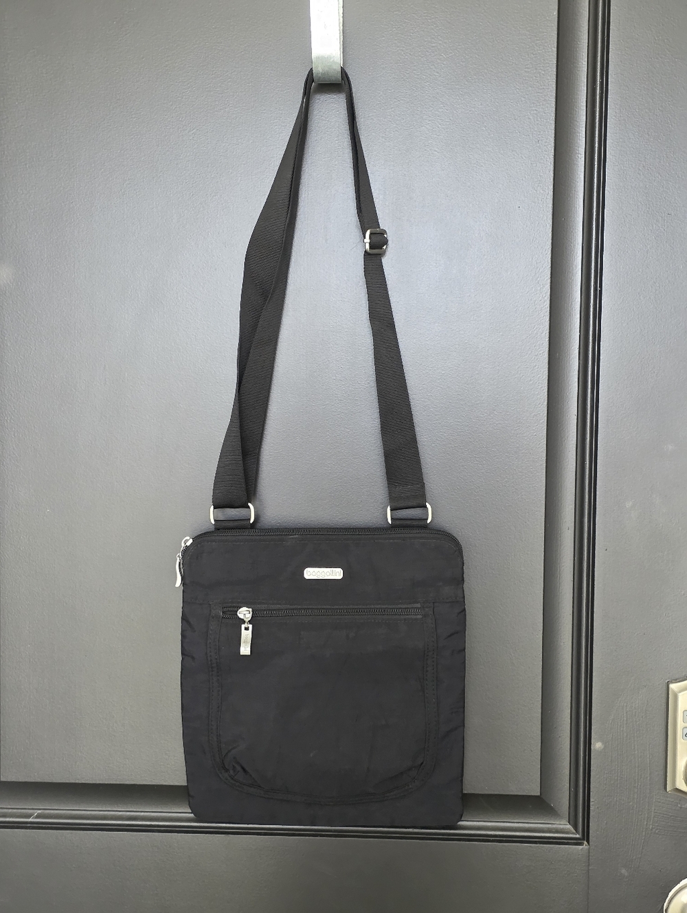 Baggallini Women's Pocket Slim Crossbody Messenger Bag Black